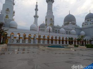 Jokowi Kunjungi Masjid Sheikh Zayed Usai Tasyakuran Kaesang Nikah Sesi Siang