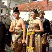 Sementara Erina menggunakan kain panjang dililit di dada seperti kemben. Dodotan pengantin wanita pada busana Solo Basahan terdiri dari kain dodot hijau yang dipadu prada emas bermotif alas-alasan beserta motif blumbangan. Lalu ada stagen, udet cinde sebagai ikat pinggang, januran dan buntal udan emas.Foto: dok. Tangkapan layar YouTube Jokowi