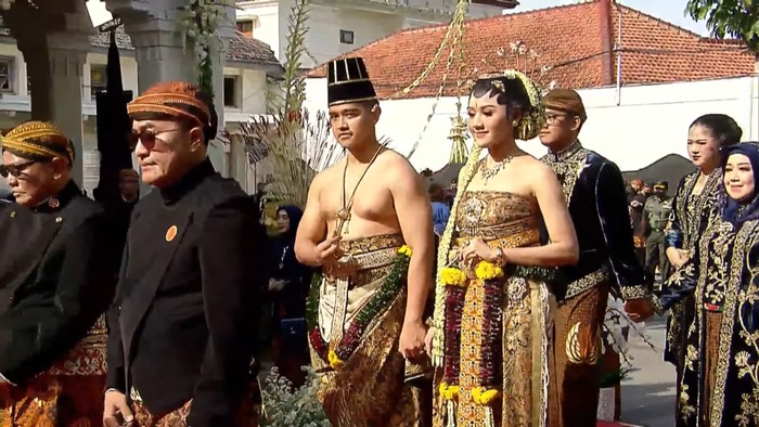Suasana Prosesi Upacara Kirab Pengantin Kaesang Pangarep dan Erina Gudono di Solo