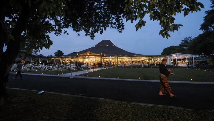 Suasana Resepsi Malam Pernikahan Kaesang-Erina di Pura Mangkunegaran Sejumlah petugas beraktifitas di depan Pura Mangkunegaran jelang acara Tasyakuran Resepsi Pernikahan Putra bungsu Presiden Joko Widodo, Kaesang Pangarep dengan Erina Gudono di Solo, Jawa Tengah, Minggu (11/12/2022). Acara tasyakuran Pernikahan Kaesang Pangarep dengan Erina Gudono pada sesi malam hari dihadiri tamu VVIP diantaranya Menteri Kabinet Indonesia Maju, duta besar hingga tokoh nasional. ANTARA FOTO/Aloysius Jarot Nugroho/nz.