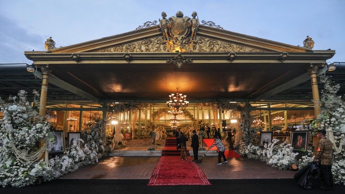 Sejumlah petugas beraktifitas di depan Pura Mangkunegaran jelang acara Tasyakuran Resepsi Pernikahan Putra bungsu Presiden Joko Widodo, Kaesang Pangarep dengan Erina Gudono di Solo, Jawa Tengah, Minggu (11/12/2022). Acara tasyakuran Pernikahan Kaesang Pangarep dengan Erina Gudono pada sesi malam hari dihadiri tamu VVIP diantaranya Menteri Kabinet Indonesia Maju, duta besar hingga tokoh nasional. ANTARA FOTO/Aloysius Jarot Nugroho/nz.