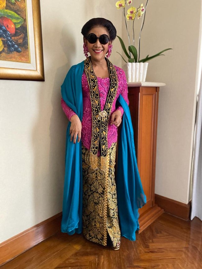 Untuk kebaya ini, Anne Avantie terinspirasi dari kebaya kutubaru. Ia kemudian menyelipkan elemen-elemen keraton Solo lewat detail velvet dan prada emas. Foto: Foto: Daniel Ngantung/detikcom