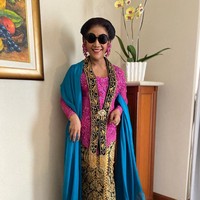 Untuk kebaya ini, Anne Avantie terinspirasi dari kebaya kutubaru. Ia kemudian menyelipkan elemen-elemen keraton Solo lewat detail velvet dan prada emas. Foto: Foto: Daniel Ngantung/detikcom