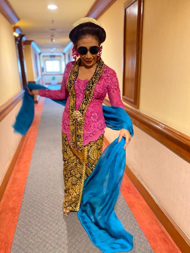 Usai bersiap, Susi bertolak menuju lokasi acara Tasyakuran Kaesang dan Erina Gudono di Pura Mangkunegaran menggunakan bus dari Hotel Sunan pada pukul 10.30 WIB. Namun sebelum itu, ia memberikan doa dan harapan bagi pengantin baru. “Selamat atas pernikahan Kaesang dan Erina, semoga selalu berbahagia, rukun, dan… dapat anak-anak soleh. Pak Jokowi pasti senang dengan cucu-cucu baru,” kata Susi. Foto: Foto: Daniel Ngantung/detikcom