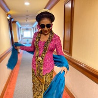 Usai bersiap, Susi bertolak menuju lokasi acara Tasyakuran Kaesang dan Erina Gudono di Pura Mangkunegaran menggunakan bus dari Hotel Sunan pada pukul 10.30 WIB. Namun sebelum itu, ia memberikan doa dan harapan bagi pengantin baru. “Selamat atas pernikahan Kaesang dan Erina, semoga selalu berbahagia, rukun, dan… dapat anak-anak soleh. Pak Jokowi pasti senang dengan cucu-cucu baru,” kata Susi. Foto: Foto: Daniel Ngantung/detikcom