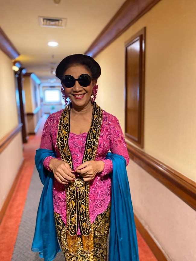 Susi pun mengapresiasi kreasi Anne untuknya. “Cuma Bunda yang bisa bikin bebek jelek ini jadi cantik,” canda perempuan yang dikenal dengan gayanya yang cuek itu. Turut melengkapi gaya tersebut, kacamata hitam yang selama ini menjadi signature-style Susi.  Foto: Foto: Daniel Ngantung/detikcom