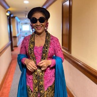 Susi pun mengapresiasi kreasi Anne untuknya. “Cuma Bunda yang bisa bikin bebek jelek ini jadi cantik,” canda perempuan yang dikenal dengan gayanya yang cuek itu. Turut melengkapi gaya tersebut, kacamata hitam yang selama ini menjadi signature-style Susi.  Foto: Foto: Daniel Ngantung/detikcom