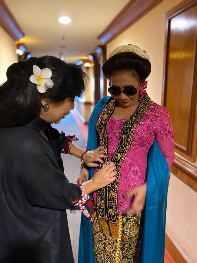 Wolipop berkesempatan untuk melihat Anne Aventie mempersiapkan penampilan Susi sebelum menuju lokasi acara. Susi sudah bersiap sejak pagi untuk acara resepsi siang hari. Foto: Foto: Daniel Ngantung/detikcom