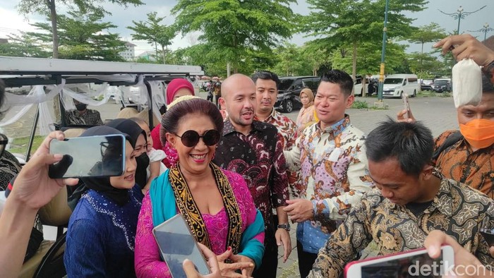 Mantan Menteri Kelautan dan Perikanan Susi Pudjiastuti hadiri tasyakuran pernikahan Kaesang dan Erina.