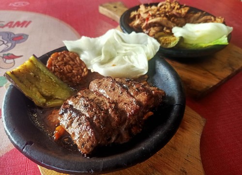 Tampilan Gami Wagyu Steak yang dimasak dan disajikan diatas cobek pada Minggu (11/12/2022). Foto: Ni Made Lastri Karsiani Putri-detikBali