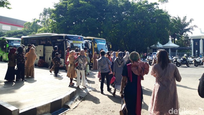 Tamu Kaesang-Erina berdatangan di Manahan, Minggu (11/12/2022).