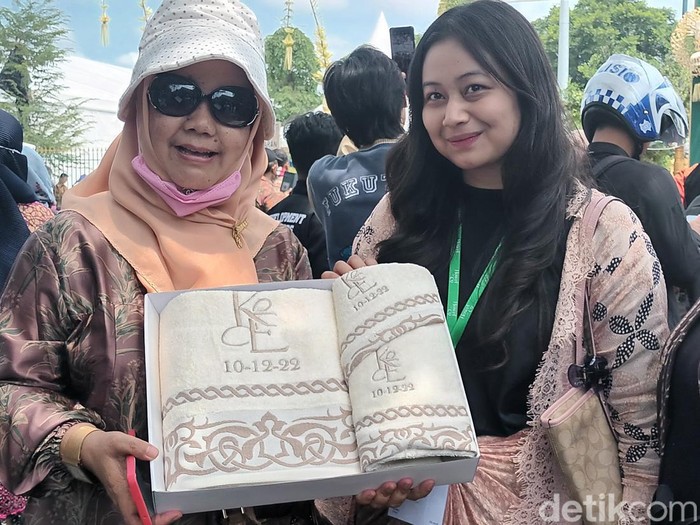 Tamu tasyakuran Kaesang dan Erina di Puro Mangkunegaran, Solo, menunjukkan souvenir yang diperoleh, Minggu (11/12/2022).