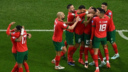 Moroccos forward #19 Youssef En-Nesyri (C) celebrates scoring his teams first goal with teammates during the Qatar 2022 World Cup quarter-final football match between Morocco and Portugal at the Al-Thumama Stadium in Doha on December 10, 2022. (Photo by MANAN VATSYAYANA / AFP)