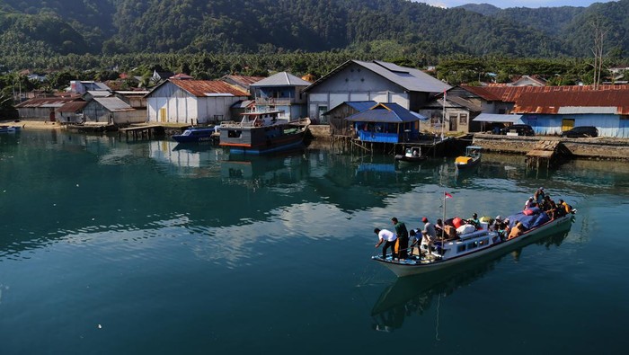 TRANSPORTASI ANTARPULAU DI PULAU BACAN Sejumlah warga menaiki perahu bermotor (speed boat) yang akan menyeberang menuju Pulau Geti Bacan Barat dari Desa Babang, Kabupaten Halmahera Selatan, Maluku Utara, Minggu (11/12/2022). Perahu fiber berukuran panjang sekitar 15 Meter bertenaga mesin tempel tersebut menjadi satu-satunya alat transportasi yang menghubungkan masyarakat antarpulau dengan tarif Rp50 ribu hingga Rp60 ribu sekali jalan yang ditempuh selama 60 menit. ANTARA FOTO/Andri Saputra/YU/nym.