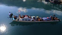 Sejumlah warga menaiki perahu bermotor (speed boat) yang akan menyeberang menuju Pulau Geti Bacan Barat dari Desa Babang, Kabupaten Halmahera Selatan, Maluku Utara, Minggu (11/12/2022).