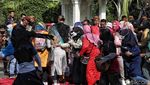 Warga Berebut Perkakas di Prosesi Begalan Ngunduh Mantu Kaesang-Erina