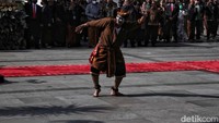 Pantauan detikJateng, Minggu (11/12/2022), sebelum prosesi begalan warga disuguhkan tari-tarian di depan halaman Loji Gandrung. Saat itu, perkakas rumah tangga pun di siapkan.