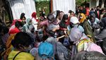 Warga Berebut Perkakas di Prosesi Begalan Ngunduh Mantu Kaesang-Erina