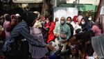 Warga Berebut Perkakas di Prosesi Begalan Ngunduh Mantu Kaesang-Erina