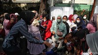 Ketika dipersilakan mengambil perkakas rumah tangga itu, warga langsung berebutan.