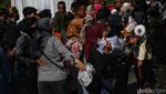 Warga Berebut Perkakas di Prosesi Begalan Ngunduh Mantu Kaesang-Erina