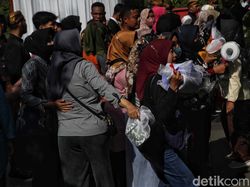 Warga Berebut Perkakas di Prosesi Begalan Ngunduh Mantu Kaesang-Erina