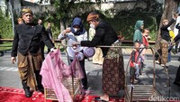 Seluruh perkakas ludes diserbu.