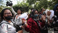 Warga menunjukan perkakas rumah tangga yang didapatkannya.