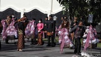 Acara ngunduh mantu Kaesang Pangarep dan Erina Gudono diwarnai prosesi begalan atau pembagian perkakas rumah tangga.