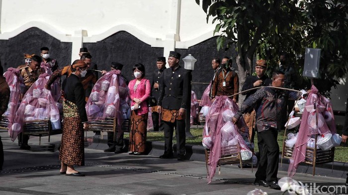 Warga Berebut Perkakas di Prosesi Begalan Ngunduh Mantu Kaesang-Erina Acara ngunduh mantu Kaesang Pangarep dan Erina Gudono diwarnai prosesi begalan. Warga pun berebut perkakas rumah tangga yang sudah disiapkan.