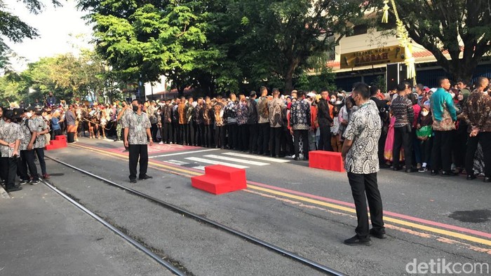 Warga memadati kawasan depan Loji Gandrung jelang kirab tasyakuran pernikahan Kaesang-Erina, Minggu (11/12/2022).