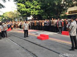 Warga Padati Kawasan Depan Loji Gandrung Jelang Kirab Kaesang