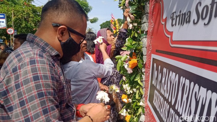 Warga mempreteli bunga ucapan selamat di acara tasyakuran pernikahan Kaesang-Erina sebagai kenang-kenangan.