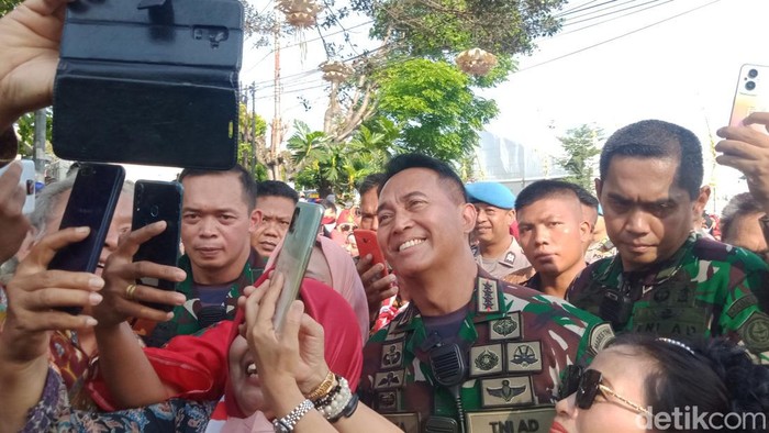 Warga mengerumuni Panglima TNI Jenderal Andika Perkasa untuk mengajak foto di Puro Mangkunegaran, Minggu (11/12/2022).