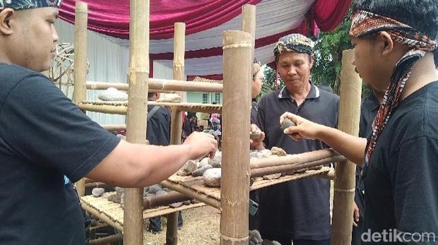 Warga menyerahkan batu bawaannya untuk 'dijodohkan' di Festival Kawin Batu.