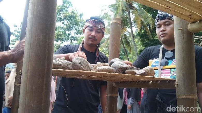 Warga menyerahkan batu bawaannya untuk dijodohkan di Festival Kawin Batu. Warga menyerahkan batu bawaannya untuk dijodohkan di Festival Kawin Batu.