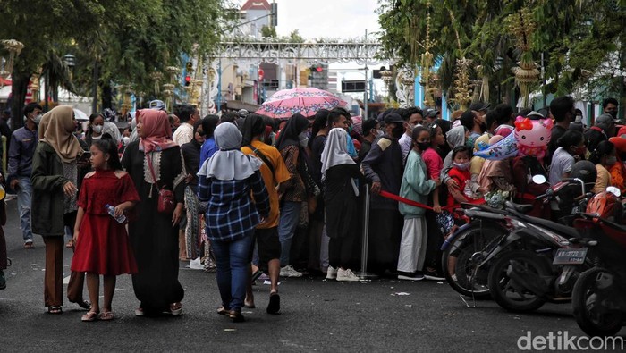 Warga Solo Serbu Makanan Gratis di Tasyakuran Pernikahan Kaesang - Erina Warga Solo menyerbu makanan gratis pada acara tasyakuran pernikahan Kaesang-Erina. Ada 8 jenis makanan yang dibagi secara gratis.
