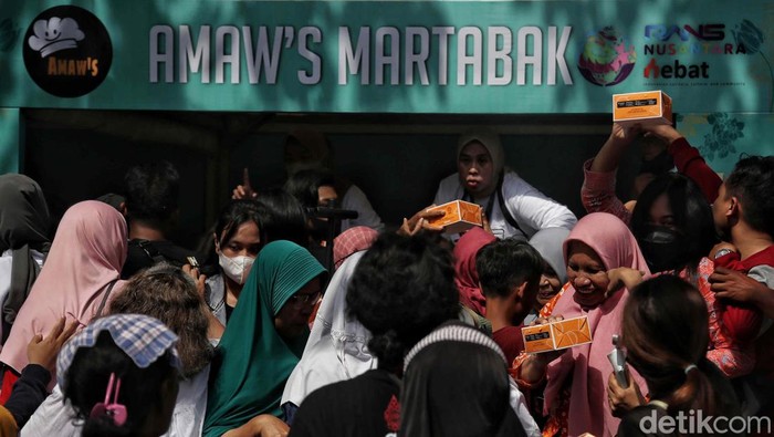 Warga Solo Serbu Makanan Gratis di Tasyakuran Pernikahan Kaesang - Erina Warga Solo menyerbu makanan gratis pada acara tasyakuran pernikahan Kaesang-Erina. Ada 8 jenis makanan yang dibagi secara gratis.