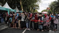 Warga rela antre untuk mendapatkan makanan gratis di acara tasyakuran pernikahan Kaesang-Erina.