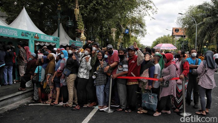 Warga Solo Serbu Makanan Gratis di Tasyakuran Pernikahan Kaesang - Erina Warga Solo menyerbu makanan gratis pada acara tasyakuran pernikahan Kaesang-Erina. Ada 8 jenis makanan yang dibagi secara gratis.