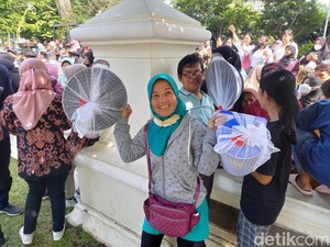 Senangnya Erly Bawa Pulang Rantang Suvenir Tasyakuran Kaesang-Erina