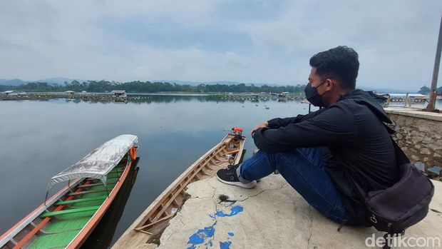 Wisatawan menikmati suasana Dermaga Maroko, Bandung Barat.