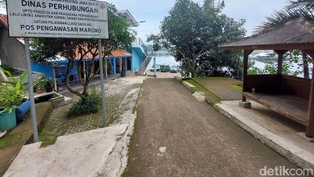 Wisatawan menikmati suasana Dermaga Maroko, Bandung Barat.