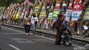 Ratusan Karangan Bunga Kaesang-Erina Penuhi Puro Mangkunegaran