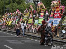 Ratusan Karangan Bunga Kaesang-Erina Penuhi Puro Mangkunegaran