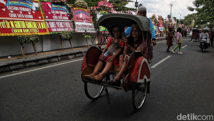Wow! Ratusan Karangan Bunga Kaesang-Erina Penuhi Kawasan Pura Mangkunegaran Ratusan karangan bunga ucapan selamat atas pernikahan Kaesang-Erina dikirimkan sejumlah karangan. Karangan bunga ini memenuhi kawasan Pura Mangkunegaran, Solo.