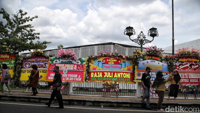 Ratusan karangan bunga ucapan selamat atas pernikahan Kaesang-Erina dikirimkan sejumlah karangan. Karangan bunga ini memenuhi kawasan Pura Mangkunegaran, Solo.