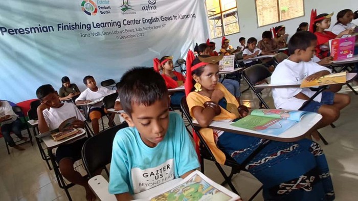 Yuk! Lihat Anak-anak Belajar di Learning Center Pertama Sumba Barat Learning Center pertama di Kabupaten Sumba Barat telah diresmikan. Tempat ini memfokuskan pemberian edukasi bahasa Inggris.