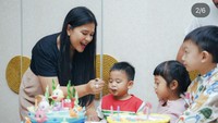 Pada Agustus kemarin, Kahiyang Ayu juga turut merayakan ulang tahun anak keduanya, Al Nahyan dengan menyiapkan dua buah kue besar. Foto: Instagram @ayanggkahiyang / YouTube