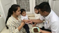 Adapun momen ketika kedua anaknya ulang tahun, tentu ibu satu ini tidak lupa memberi keduanya kue rasa cokelat. Foto: Instagram @ayanggkahiyang / YouTube
